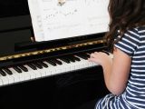 tocar-piano-niños